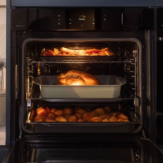 Hisense Hi8 BlackLine BAS6PH8BUKWF Wifi Connected Built In Electric Single Oven with Pyrolytic Cleaning - Black - Food cooking in oven shot