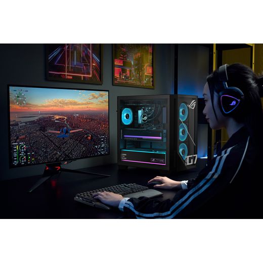 ASUS ROG G700 - Black - Woman gaming