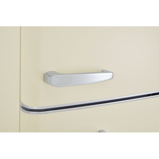 CDA 70/30 Fridge Freezer - Cream - Close up handle shot